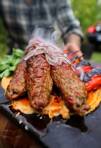 Люля-кебаб на подушці з хумусу tiktok.com/@kubfood