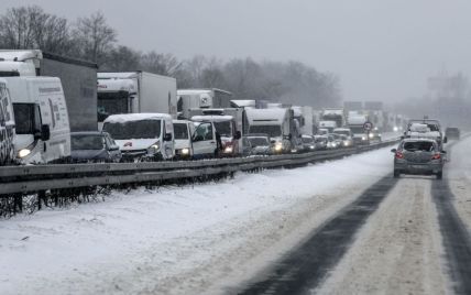 В Ровенской области из-за непогоды ограничили движение грузовиков