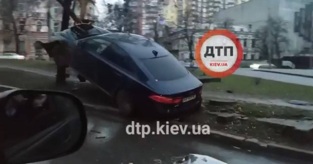 В Киеве на Лукьяновке в результате ДТП автомобиль повис на столбе