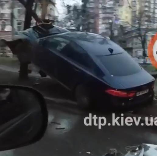 В Киеве на Лукьяновке в результате ДТП автомобиль повис на столбе