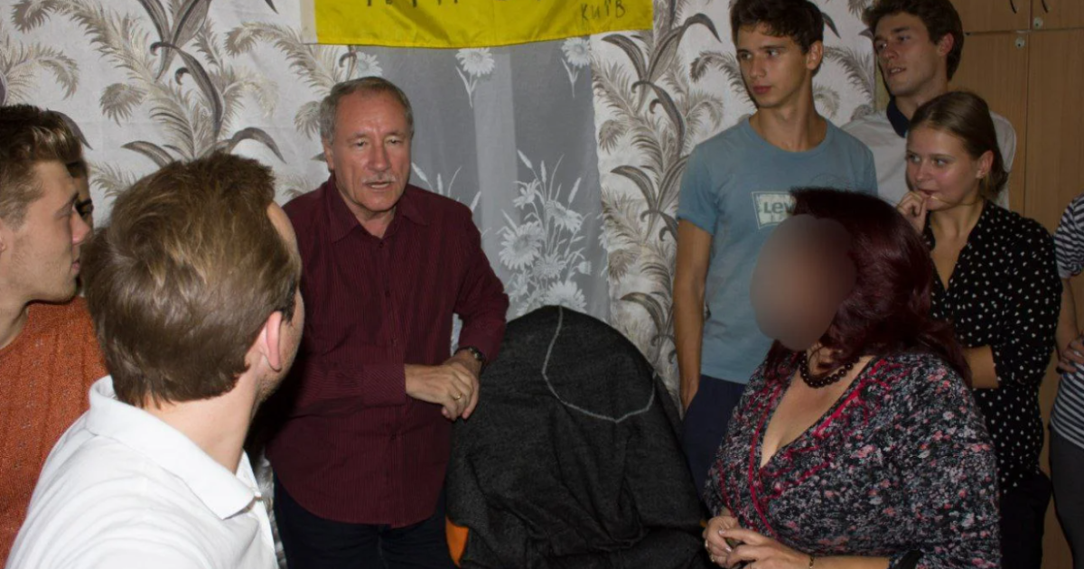 Преподаватель Юрий Высоцкий со студентами