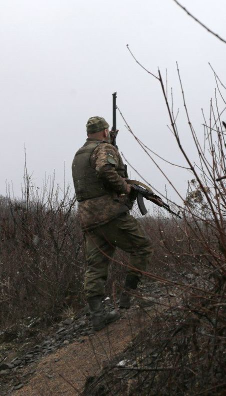 Окупанти на Донбасі тричі порушили режим "тиші": наші військові відповіли на атаку снайпера
