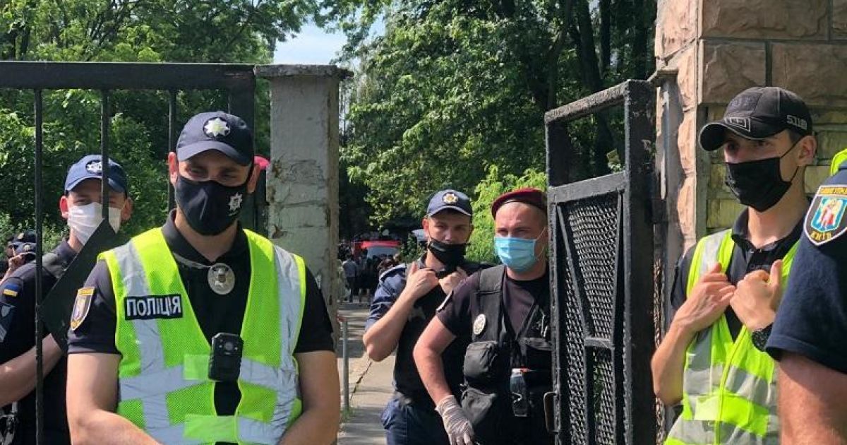 На п'ятьох осіб, яких затримали біля суду у справі Стерненка, склали адмінпротоколи