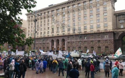 С дымовыми шашками и громкими призывами: как прошел в центре Киеве массовый протест обманутых инвесторов "Аркады"