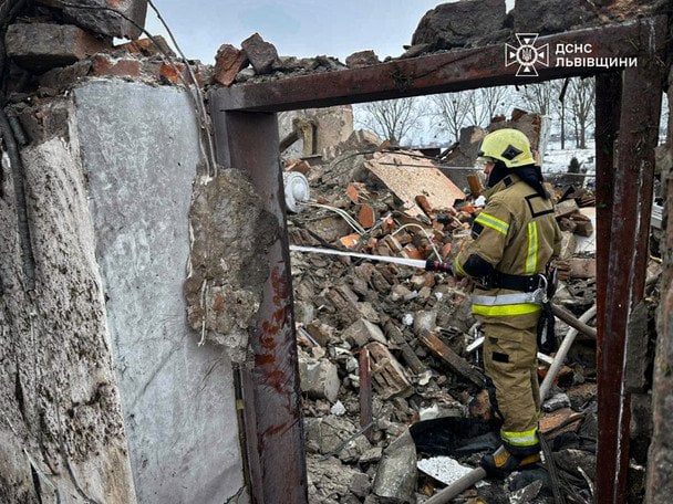 У селі Старий Добротвір внаслідок російської атаки виникло займання житлового будинку. / © ДСНС