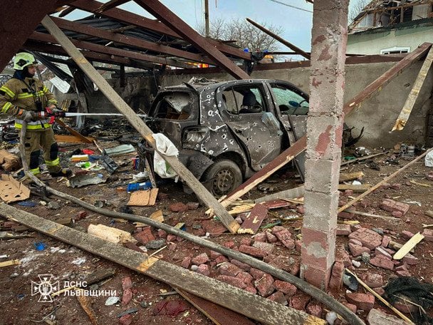 У селі Старий Добротвір внаслідок російської атаки виникло займання житлового будинку. / © ДСНС