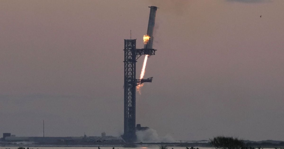 Возвращение ракеты носителя компании SpaceX на место старта