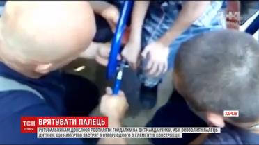 В Харькове распилили качели, чтобы освободить палец семилетнего мальчика