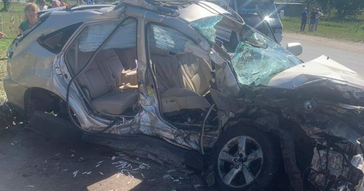 Поліція розслідує потрійну ДТП під Києвом, у якій травмовано п’ятеро людей: з’явилися фото