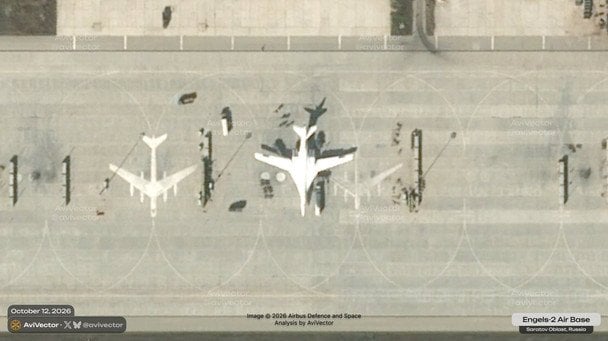 Снаряжение Ту-160М ракетами Х-101 на аэродроме «Энгельс», 12 октября 2026 года, фото от AviVector