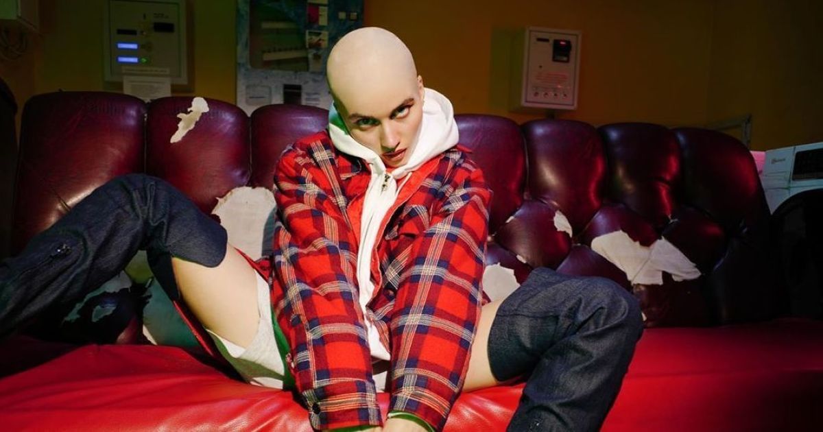 Jerry Heil впервые показала, как из нее делали лысую