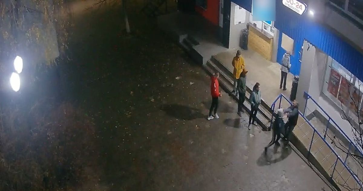 Отказался угостить сигаретой: в Славутиче 15-летний парень набросился с кулаками на мужчину (фото)