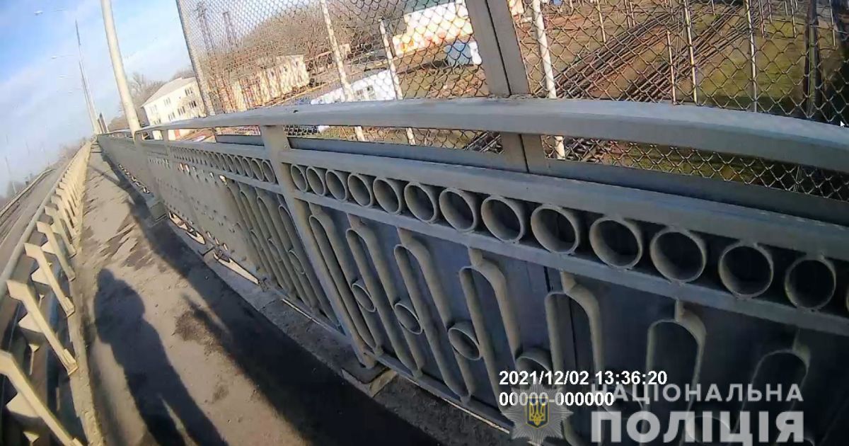 "Бать, это же не выход": под Харьковом патрульные спасли мужчину, который хотел прыгнуть с моста (видео)