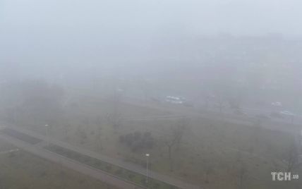 Киев окутал густой туман, в ГСЧС предупреждают о плохой видимости в ряде регионов Украины: фото