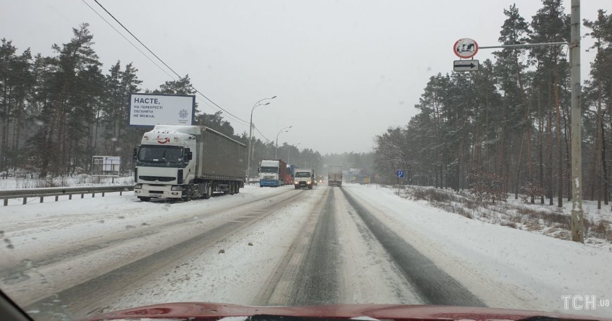 Черга з фур у передмісті Києва / © ТСН.ua