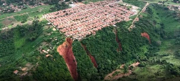 У бразильському місті Бурітікупу близько 1200 осіб ризикують втратити свої будинки. / © скриншот з відео