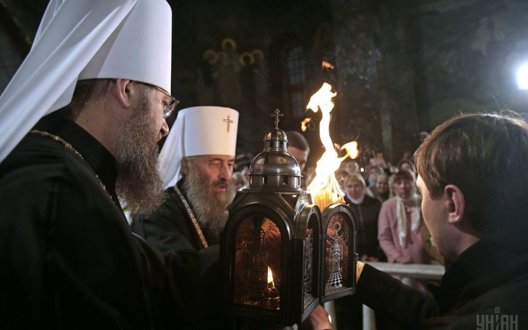 Зустріч Благодатного вогню з Єрусалима у Києво-Печерській Лаврі УПЦ Московського патріархату / © УНІАН