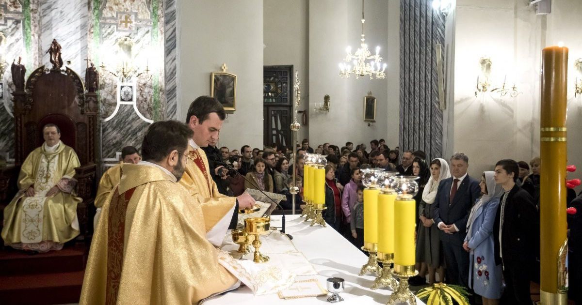 Петро Порошенко на Великодніх службах_5 / © Сайт президента України