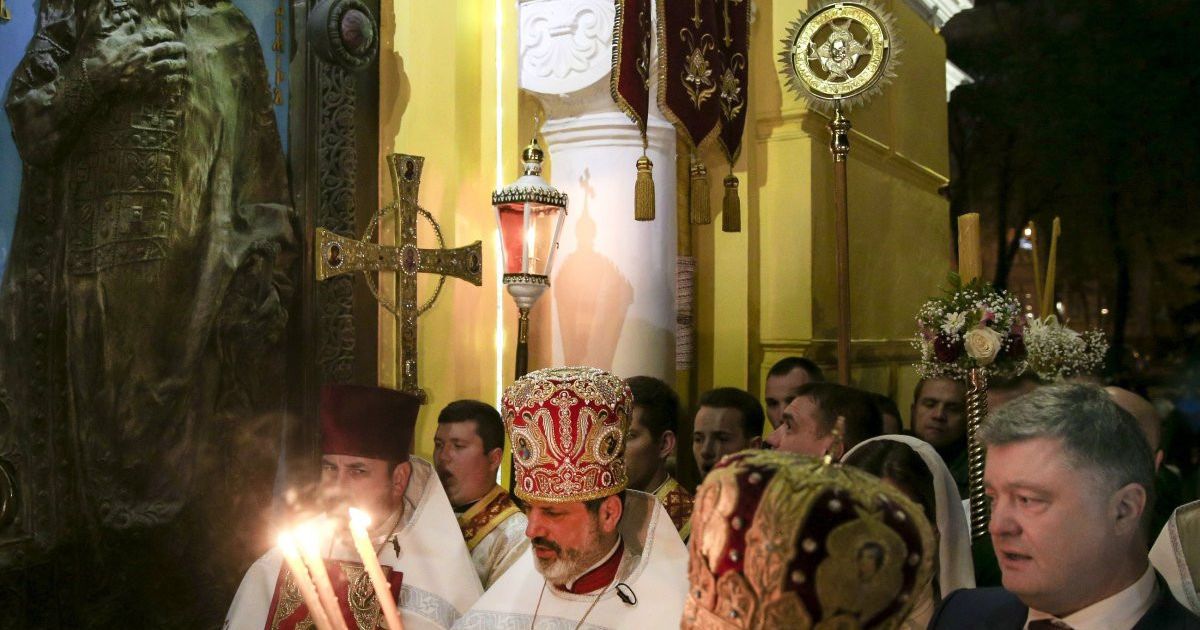 Петро Порошенко на Великодніх службах_14 / © Сайт президента України