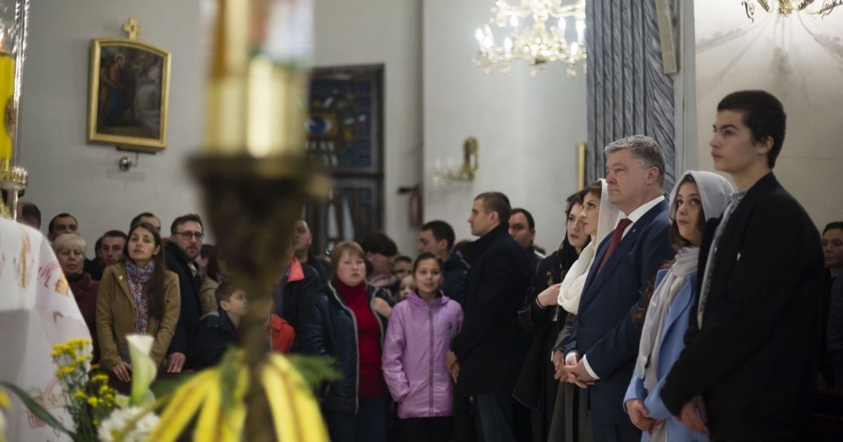 Петро Порошенко на Великодніх службах_6 / © Сайт президента України