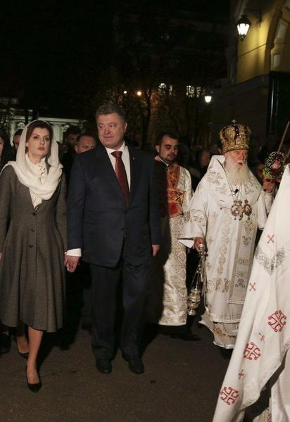 Великодня подорож. Як Порошенко з дружиною та дітьми посеред ночі по церквах їздив