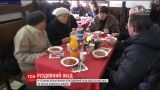 У Києві влаштували благодійний різдвяний обід для безхатьків та літніх людей