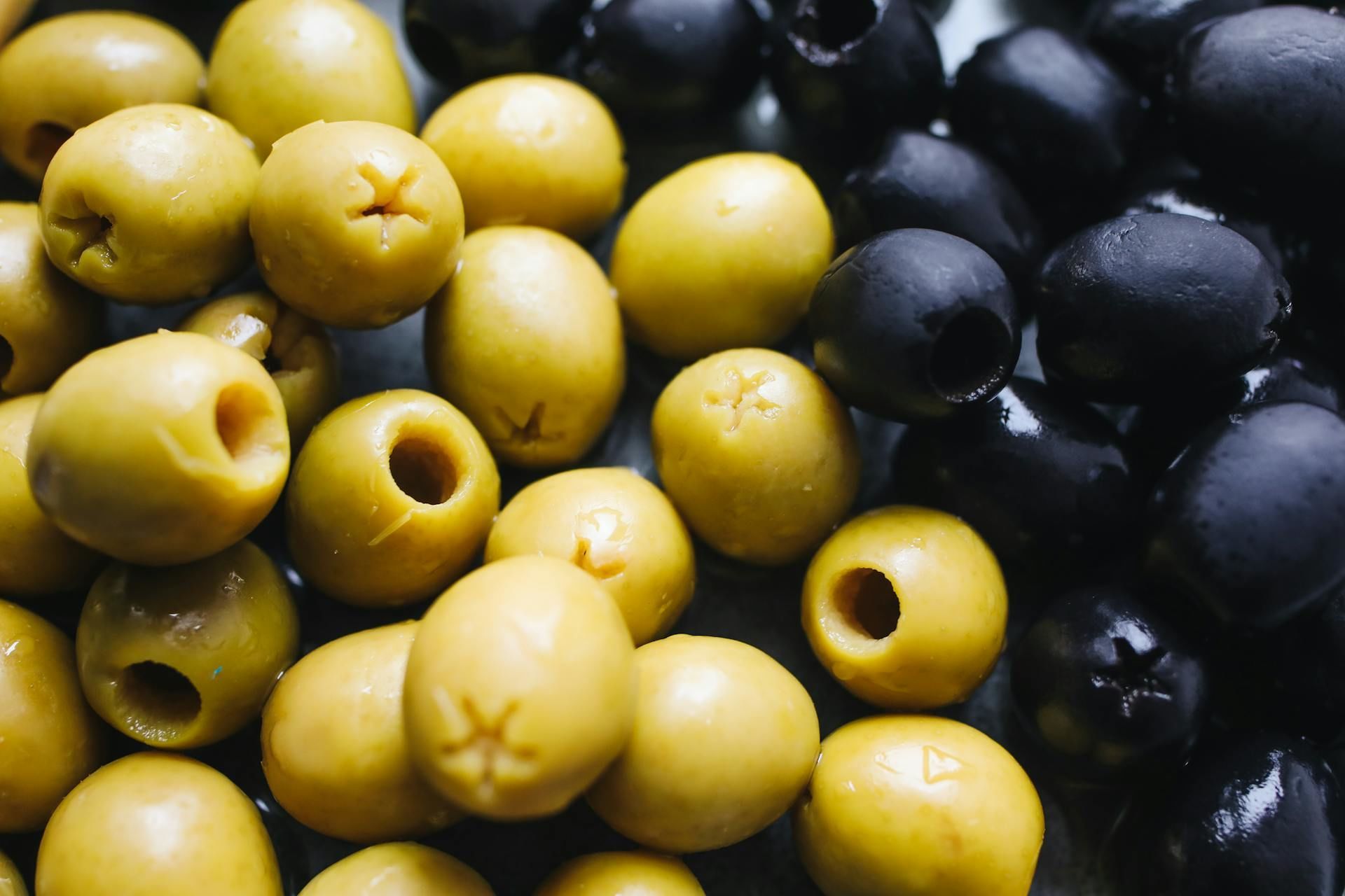 Що корисніше — зелені чи чорні оливки / © Pexels