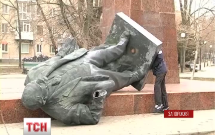 На Запоріжжі на друзки розбили чотири пам'ятники Леніну