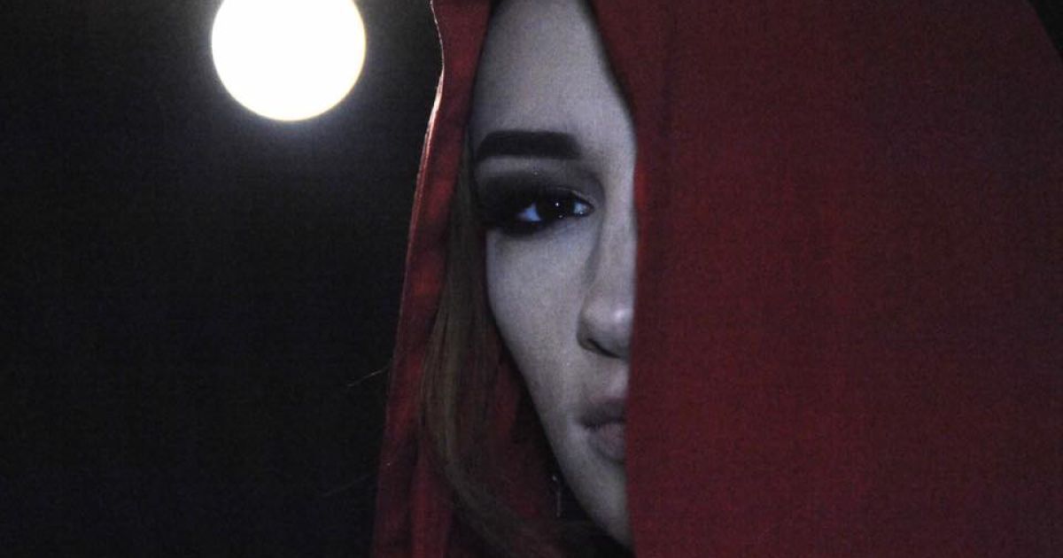 Моменты отчаяния: Приходько стала "красной шапочкой" и погуляла в метро