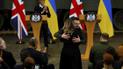 Зеленський перервав пресконференцію заради обіймів із журналісткою: відео