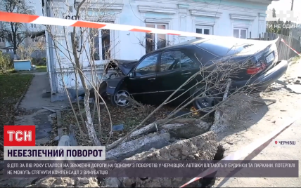 Зносять огорожі і таранять будинки: мешканці однієї з вулиць Чернівців потерпають від регулярних ДТП
