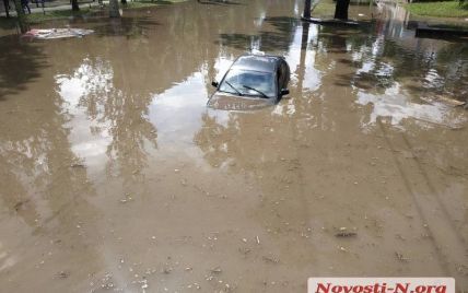 Потоп в Николаеве: под воду ушло не менее 20 машин, среди них Audi Q7, Land Cruiser і Prado
