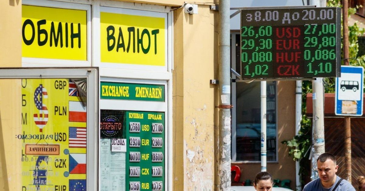Гривня стрімко обвалюється: чим це зумовлено і чого чекати від курсу валют далі
