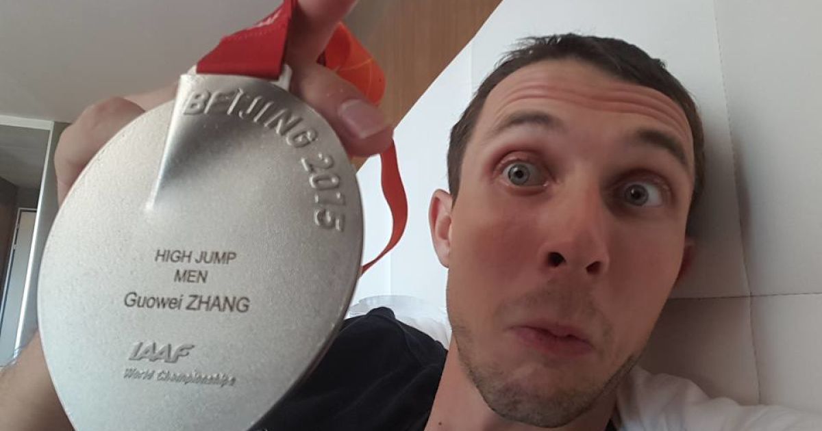 Украинец Богдан Бондаренко выиграл серебряную награду на Чемпионате мира по легкой атлетике в Китае. Однако ему вручили медаль, на которой написано имя его конкурента &ndash; они оба показали одинаковые результаты / © Facebook / Богдан Бондаренко