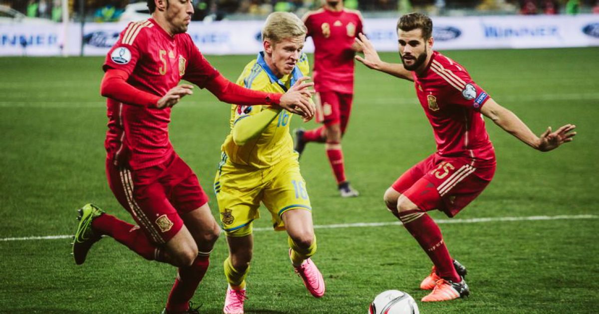 Зинченко в матче с испанцами.