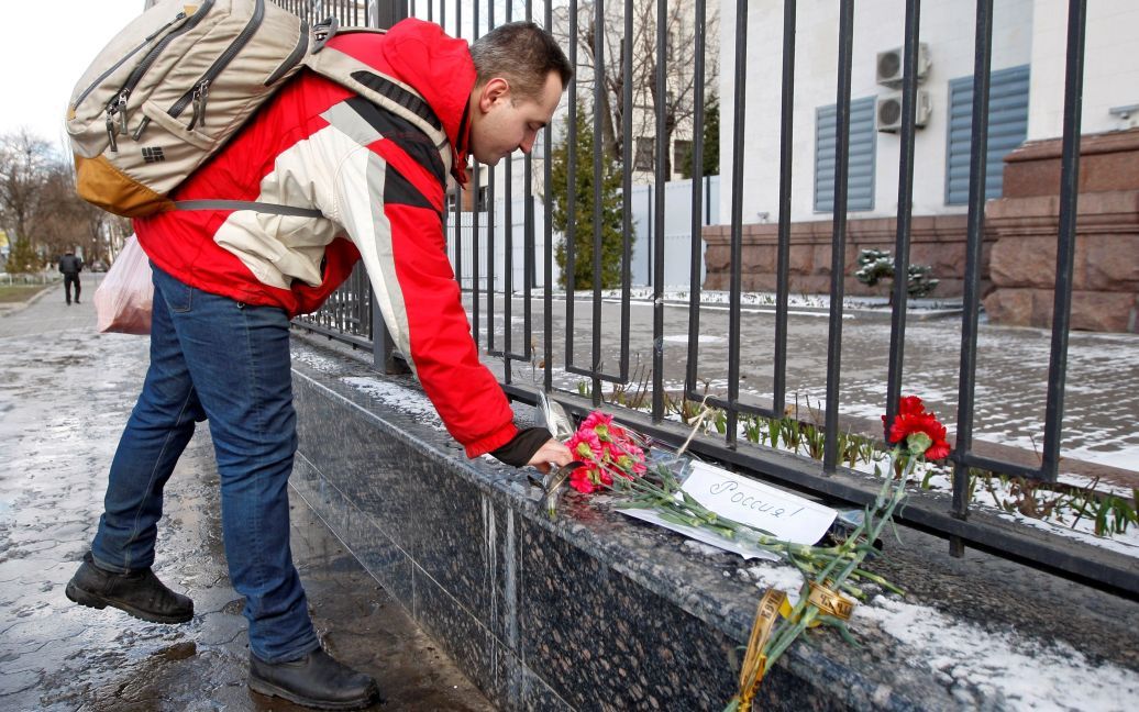 Квіти з&#039;явилися біля посольства / © Getty Images