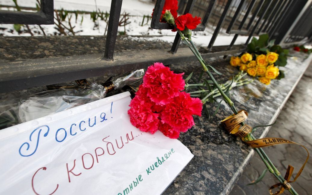 Квіти з&#039;явилися біля посольства / © Getty Images