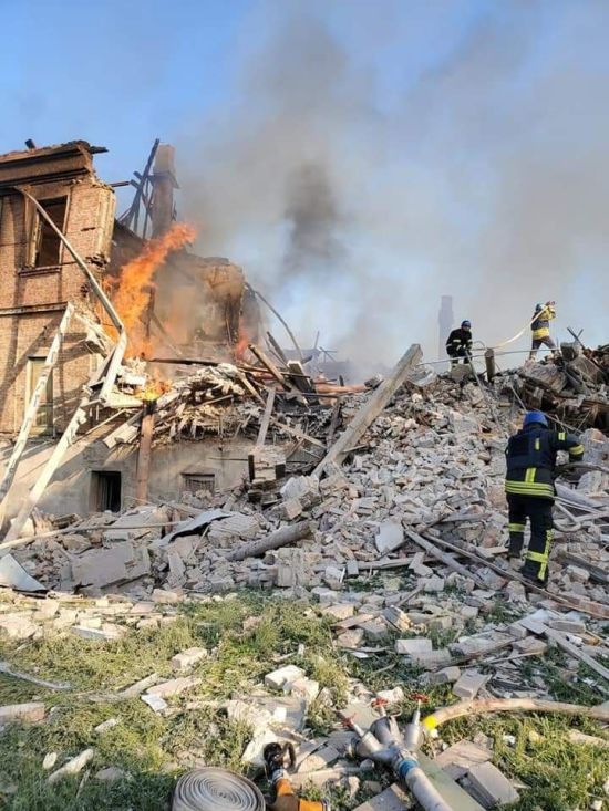 Окупанти знову обстріляли Сєвєродонецьк та Лисичанськ: триває ліквідація пожеж