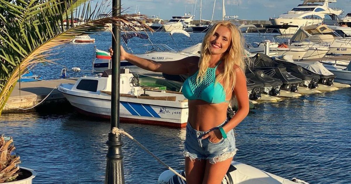 Ірина Федишин у мінішортиках та блакитному бікіні показала, куди поїхала у відпустку