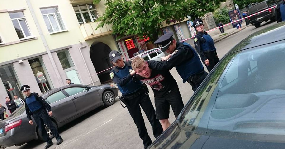 Появилось видео дерзкого нападения на полицейского в Харькове