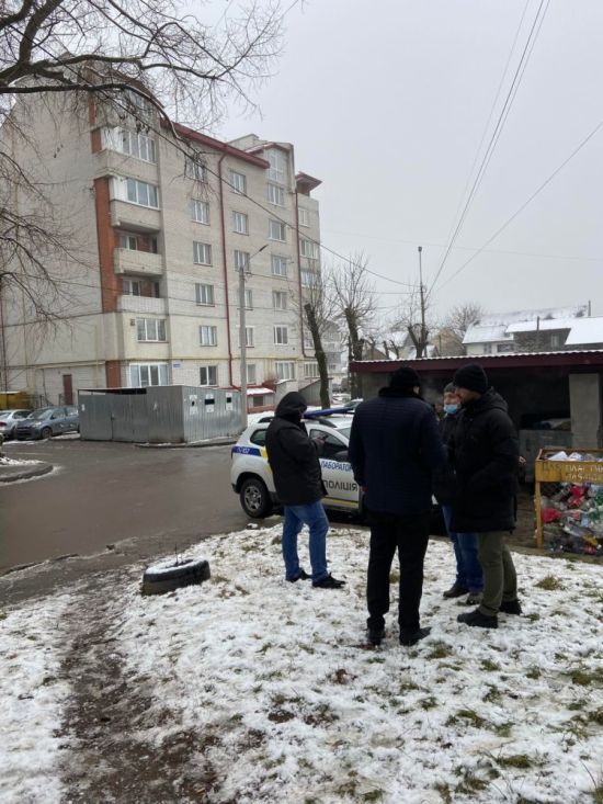 Лежала без верхнього одягу: у Тернополі в дворі знайшли мертвою 22-річну дівчину (фото)