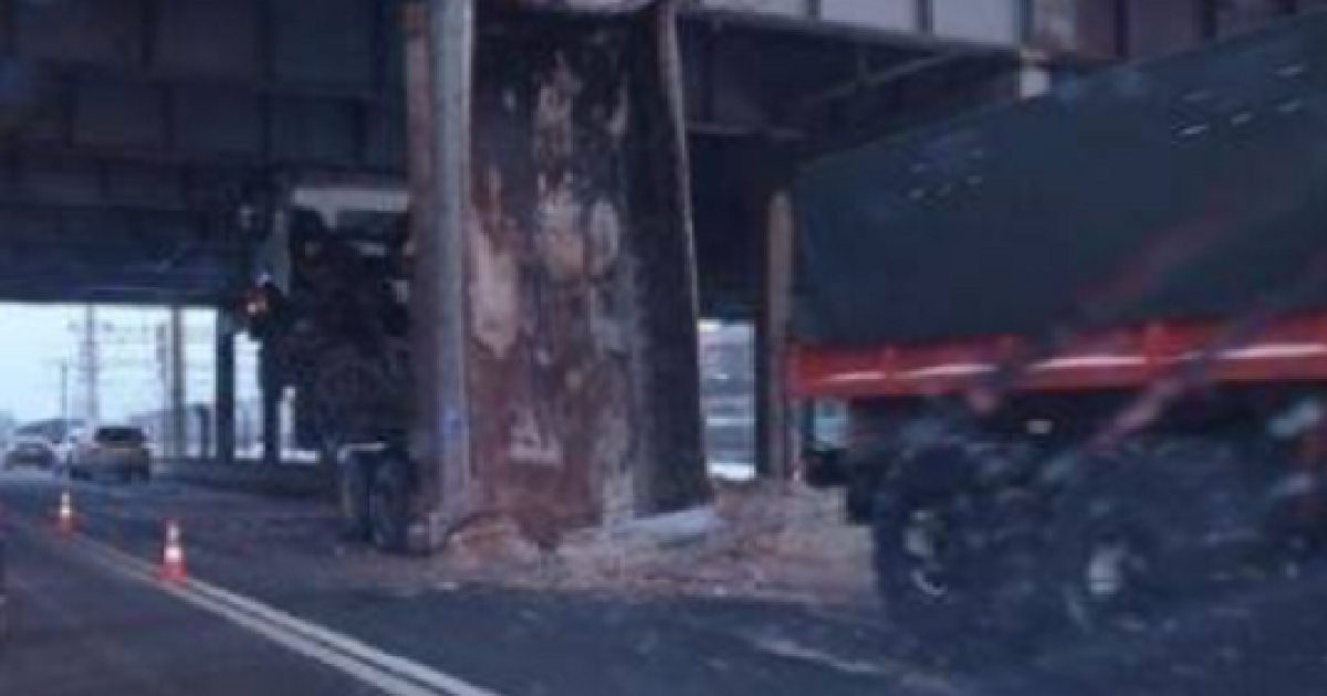 У Києві самоскид повис на шляхопроводі: фото, відео