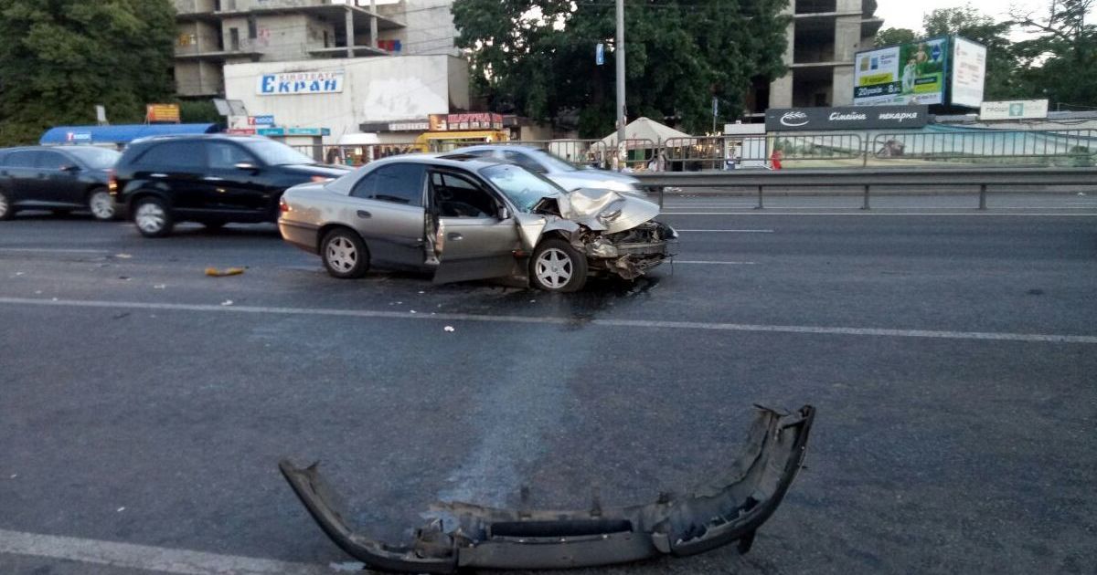 Потрійна аварія у столиці: два легкових авто в'їхали у маршутку