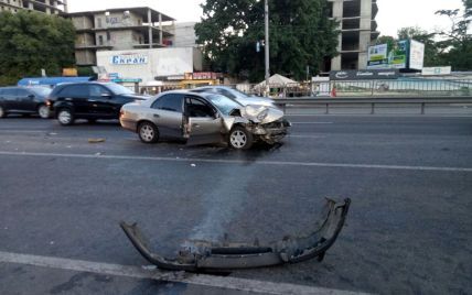 Потрійна аварія у столиці: два легкових авто в'їхали у маршутку