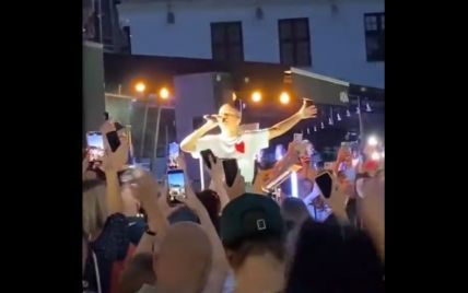 В Беларуси будут судить певицу: в центре Минска исполняла песни "Океана Эльзы" (видео)