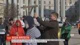 На Михайлівській площі в Києві провели акцію протесту проти окупації Криму Росією