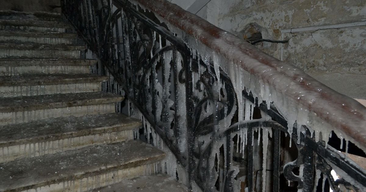 В Одесі після гасіння водою потужної пожежі цілий під'їзд будинку на морозі вкрився бурульками