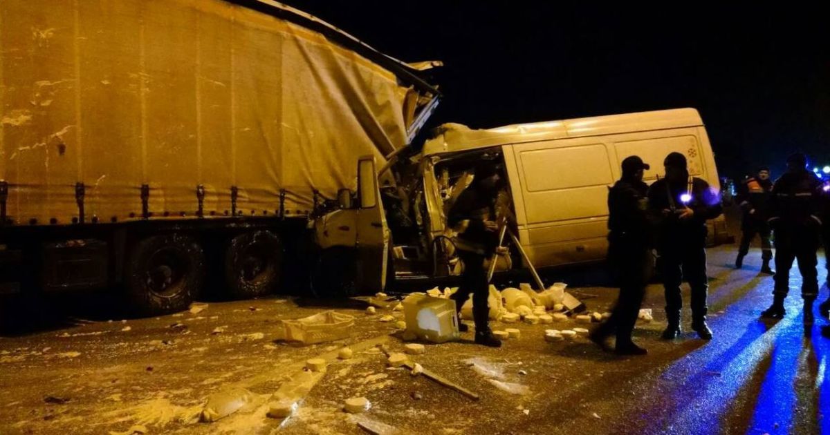 Во время ДТП на Ровенщине водителя зажало в кабине