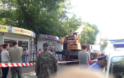 В Киеве владелица киоска на строительном кране грозится порезать вены
