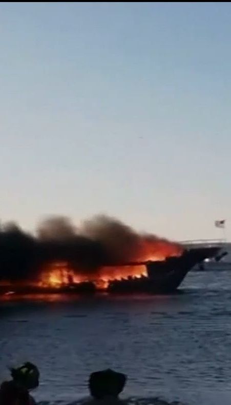 Во Флориде среди моря выгорела лодка, использовавшаяся для нелегального казино